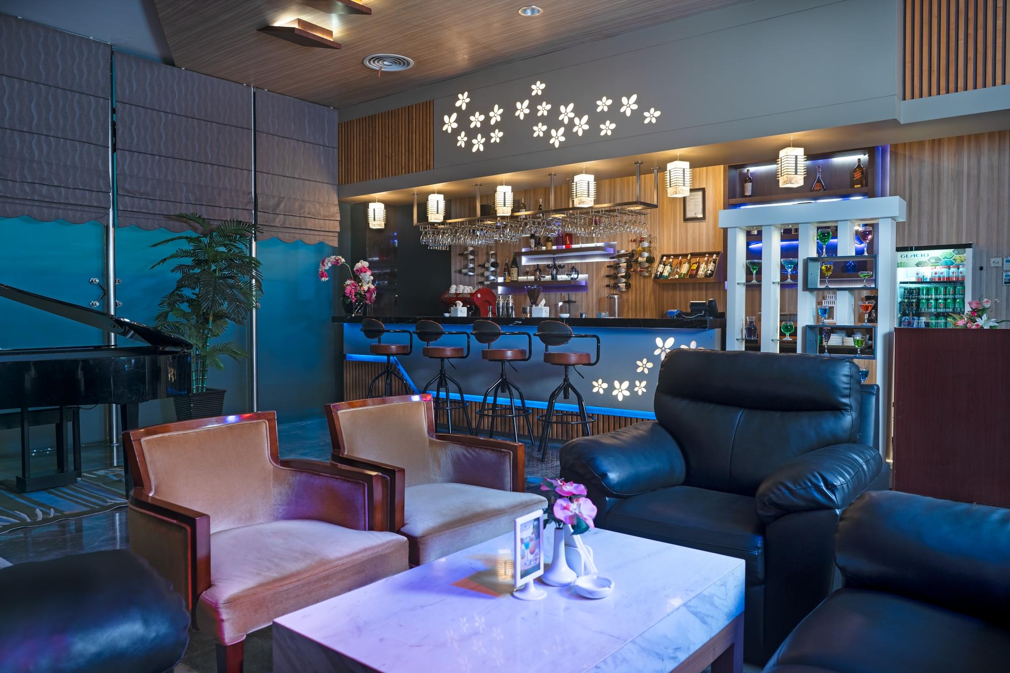 Chandelier Lounge