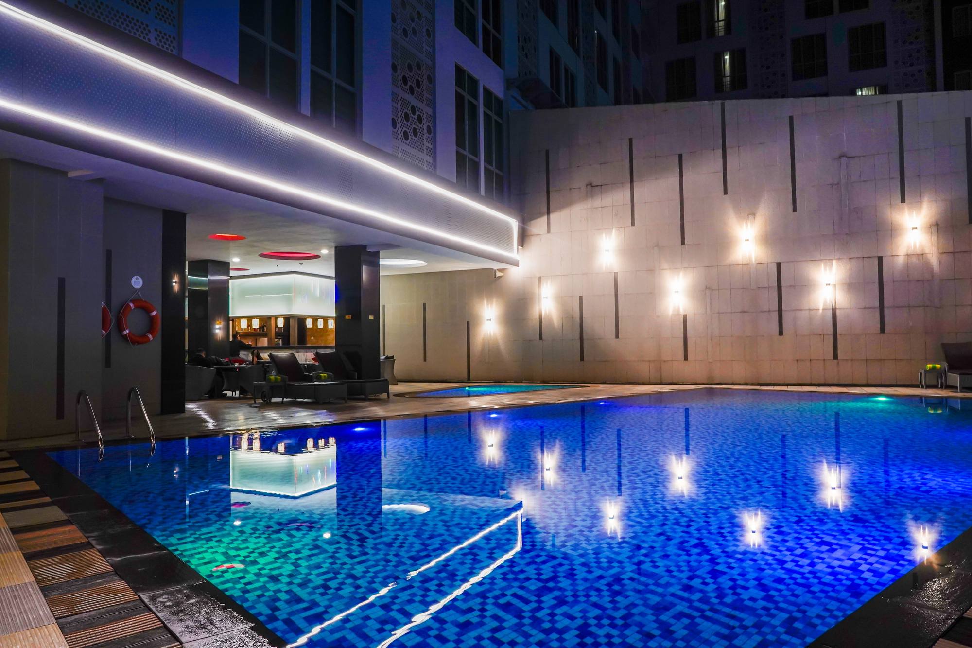 Nagoya Hill Hotel swimming pool